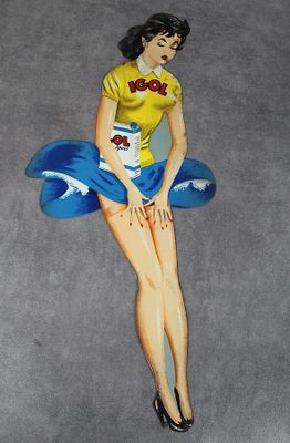 tableau représentant une femme vêtue d'un t-shirt jaune et d'une jupe bleue, assise sur une planche de surf