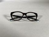 une paire de lunettes posée sur une surface blanche