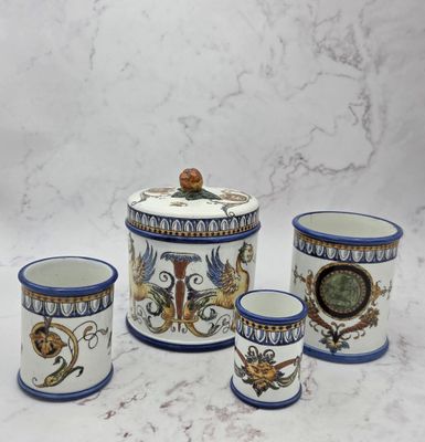 quatre pièces de poterie bleue et blanche ornées de motifs