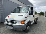 un camion blanc garé devant un bâtiment