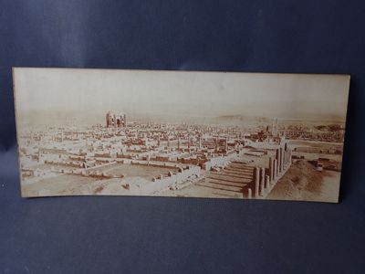 Une photographie, collée sur carton, de ruines orientales, a…