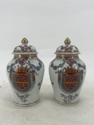 paire de vases chinois ornés d'un blason et d'une armoirie