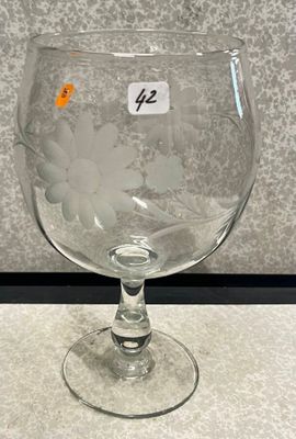un verre à vin portant un numéro, posé sur une table
