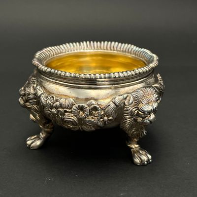 Salière tripode en argent sterling (800 millièmes) à décor e… - Photo 1