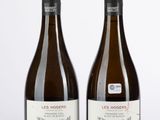 deux bouteilles de vin posées l'une à côté de l'autre sur une table
