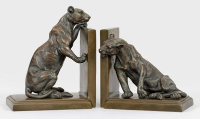 paire de serre-livres en bronze représentant un lion et un chien sur fond blanc
