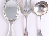 trois cuillères et un miroir posés sur une table