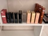 une étagère sur laquelle sont disposés de nombreux produits capillaires de toutes sortes