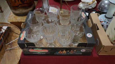 Un ensemble de 12 verres à pieds de modèles différents dont …