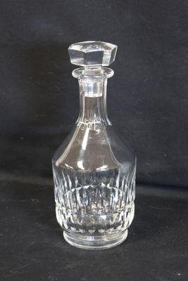 une bouteille en verre avec un bouchon, sur fond noir