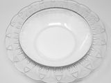 une assiette blanche décorée d'un motif