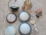 un grand nombre d'objets posés à même le sol
