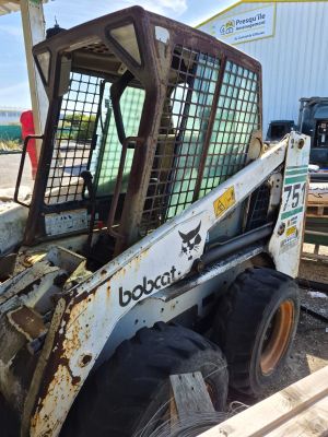 une photo d'un ski « Bobcat » - porte garé devant un immeuble