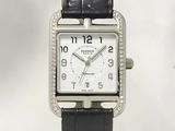une photo d'une montre dont le cadran est orné d'une lunette sertie de diamants, montée sur un bracelet en cuir noir