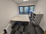 une pièce équipée d'un bureau et d'un radiateur