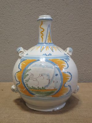 un vase blanc orné d'un motif bleu et jaune