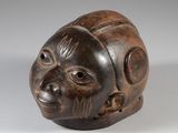une image représentant une sculpture en bois représentant un visage