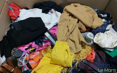 une boîte remplie de vêtements et de chaussures