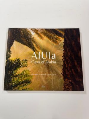 la couverture d'un livre avec des palmiers en arrière-plan
