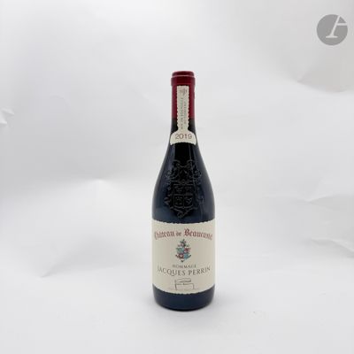 une bouteille de vin posée sur une table