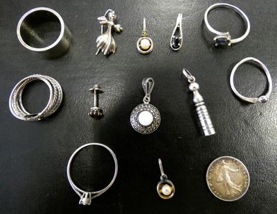 tout un tas de bagues différentes posées sur une table