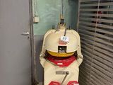 une machine posée par terre à côté d'une porte