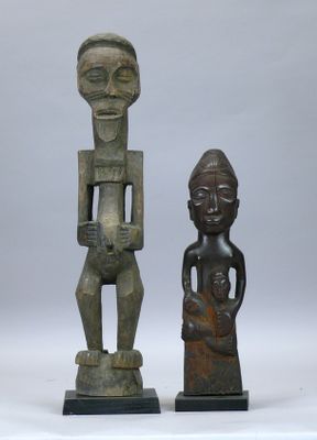 paire de personnages en bois sculpté représentant un homme et une femme