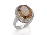 une bague ovale en quartz fumé et diamants