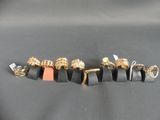 une rangée de bracelets posés sur une table