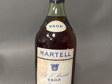 une bouteille de vin posée sur une table