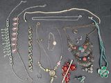 de nombreux colliers et bracelets disposés sur une table