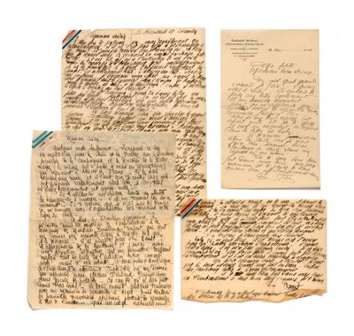 deux vieilles lettres et un bout de papier sur lequel il y a des mots