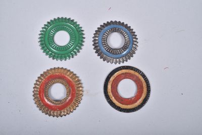 quatre couleurs différentes de capsules de bouteille sur une surface blanche