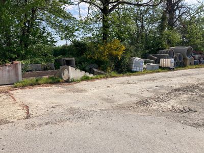 beaucoup de déchets qui traînent au bord de la route