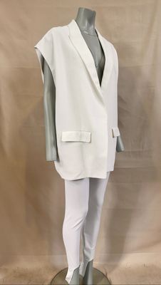 un mannequin vêtu d'un débardeur blanc et d'un pantalon blanc