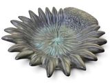 un gros plan d'un objet décoratif posé sur une surface blanche