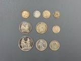 plusieurs types de pièces de monnaie posées sur une table