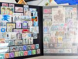 une photo d'un livre sur lequel figurent des timbres
