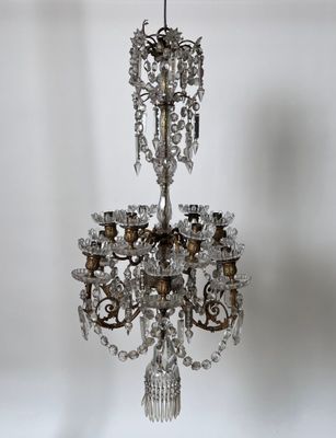 un lustre en cristal suspendu au plafond d'une pièce