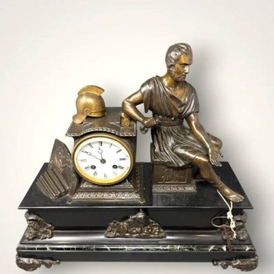 Pendule en bronze à patine brune et marbre à décor néo-class…