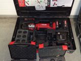 une caisse à outils avec des outils à l'intérieur sur le sol