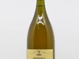 gros plan d'une bouteille de vin sur une surface blanche