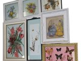 de nombreuses photos encadrées représentant des fleurs et des papillons accrochées au mur