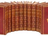 les livres sont alignés sur une surface blanche