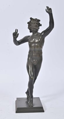 statue en bronze représentant une femme tenant une fleur dans la main droite