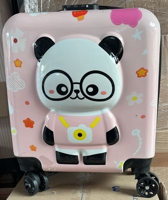 une valise rose ornée d'un panda