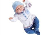 un bébé qui porte un bonnet bleu et un pantalon bleu