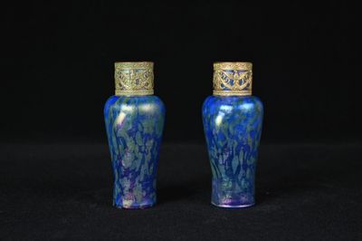 une paire de vases bleus et dorés sur fond noir