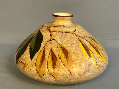 un vase orné d'un motif jaune et vert