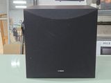 une enceinte noire posée sur une table blanche dans un magasin